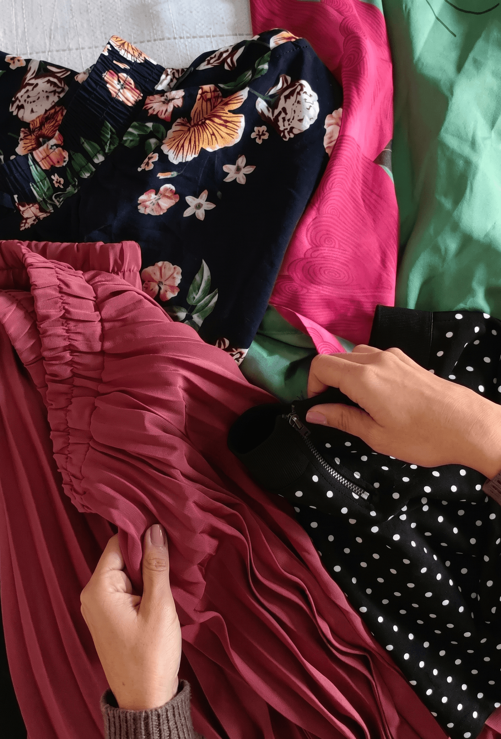 Manos clasificando ropa en el almacén de Inserta Cádiz