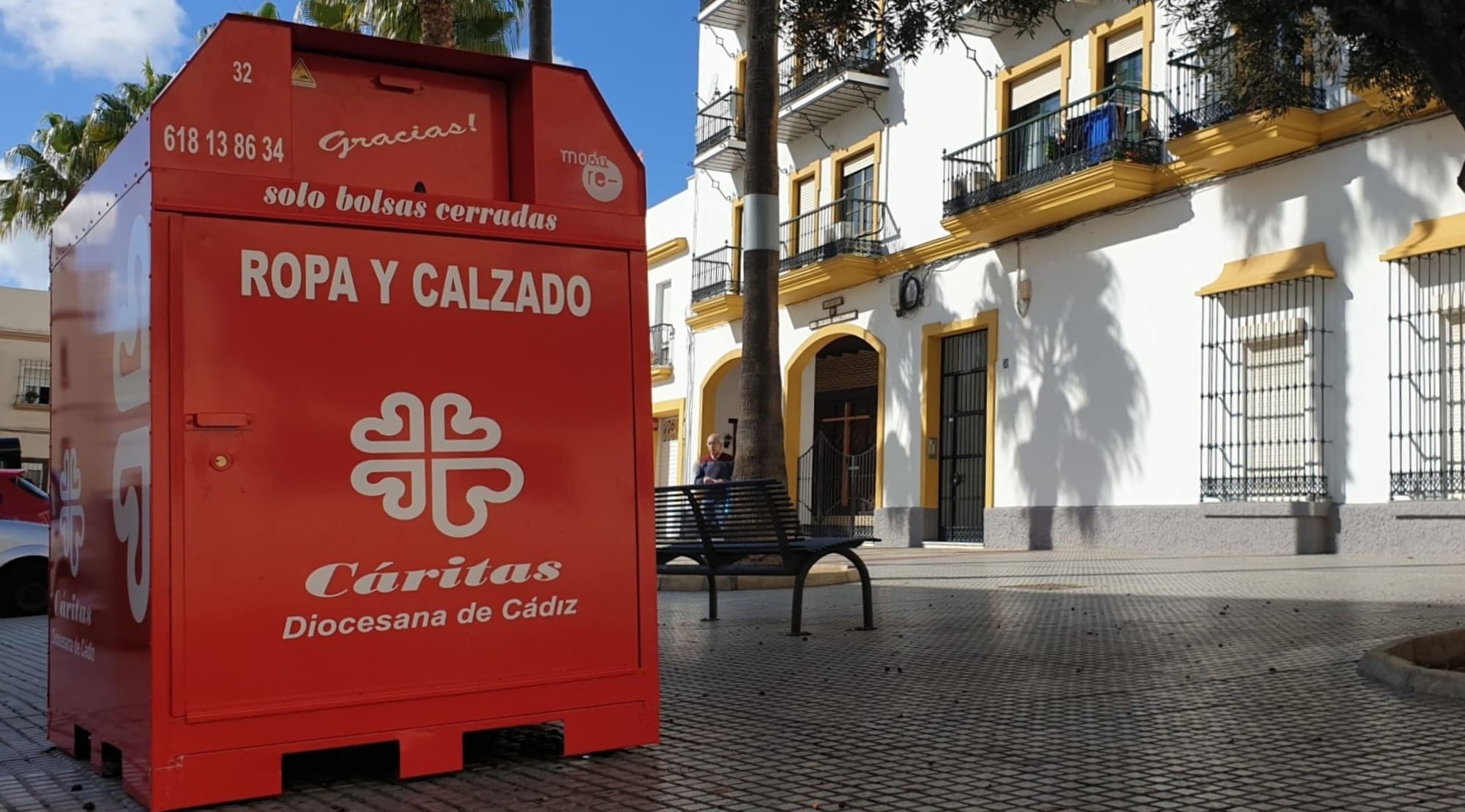 Equipo clasificando ropa en la planta textil de Inserta Cádiz