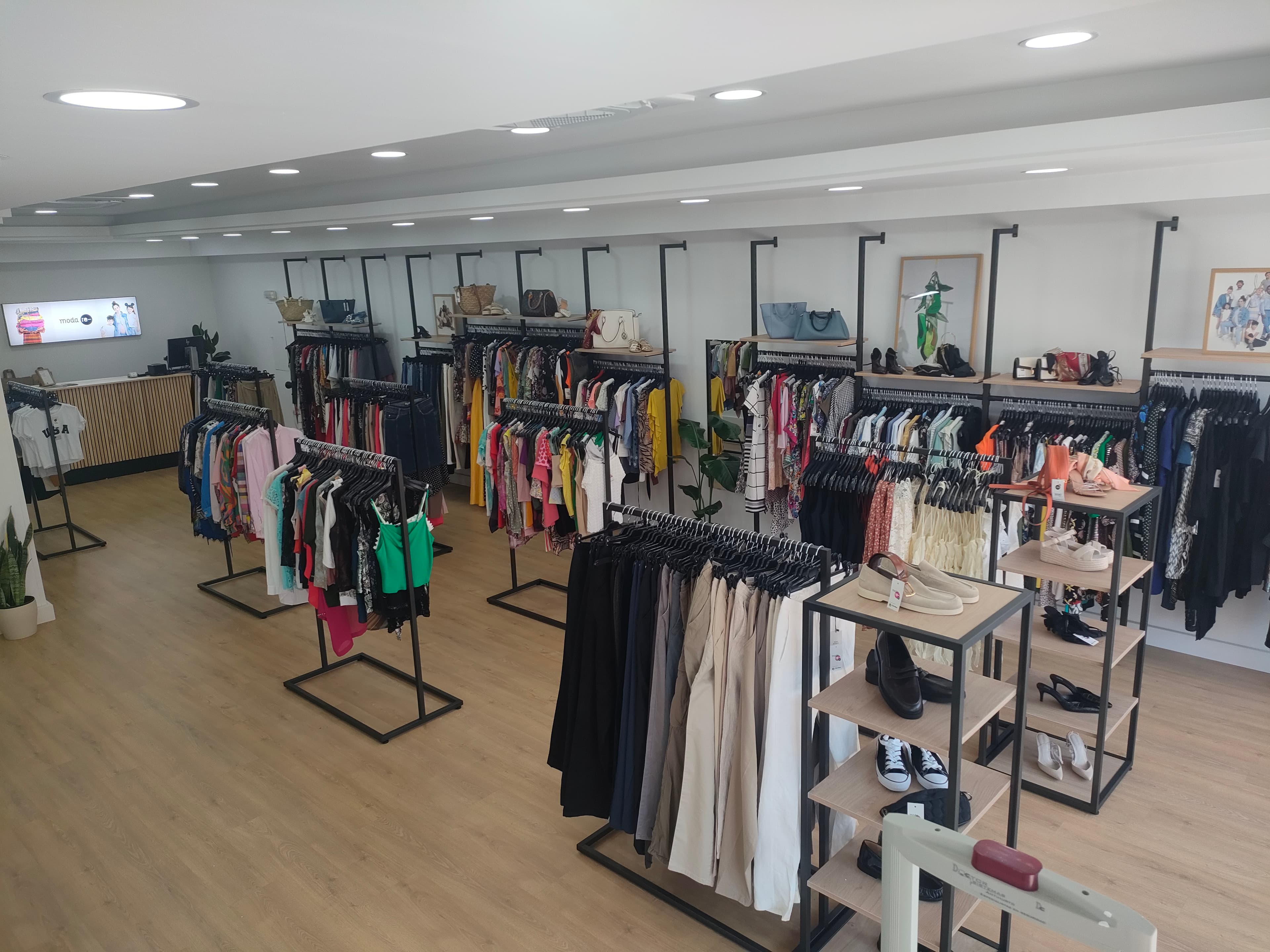 Zona de exposición y mostrador de Moda re-