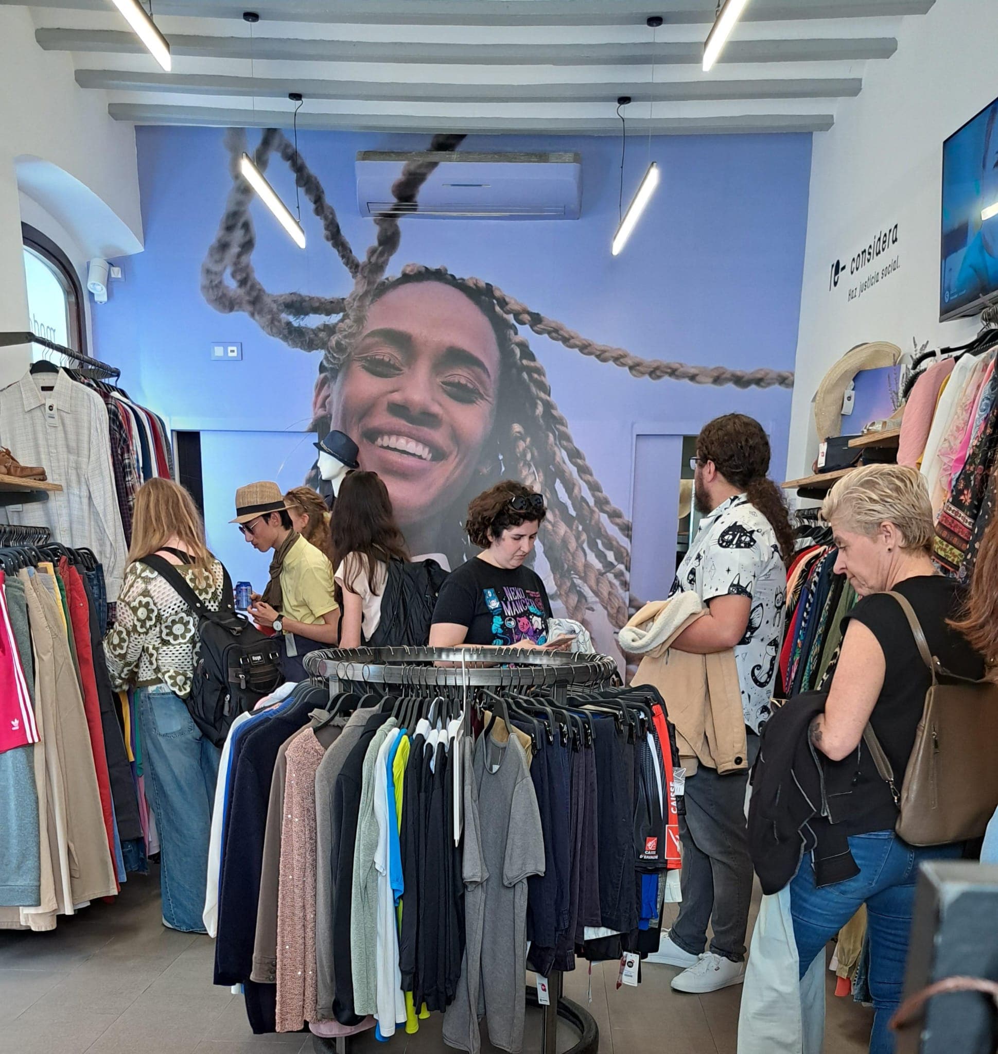 Rincón de complementos y calzado en Moda re-