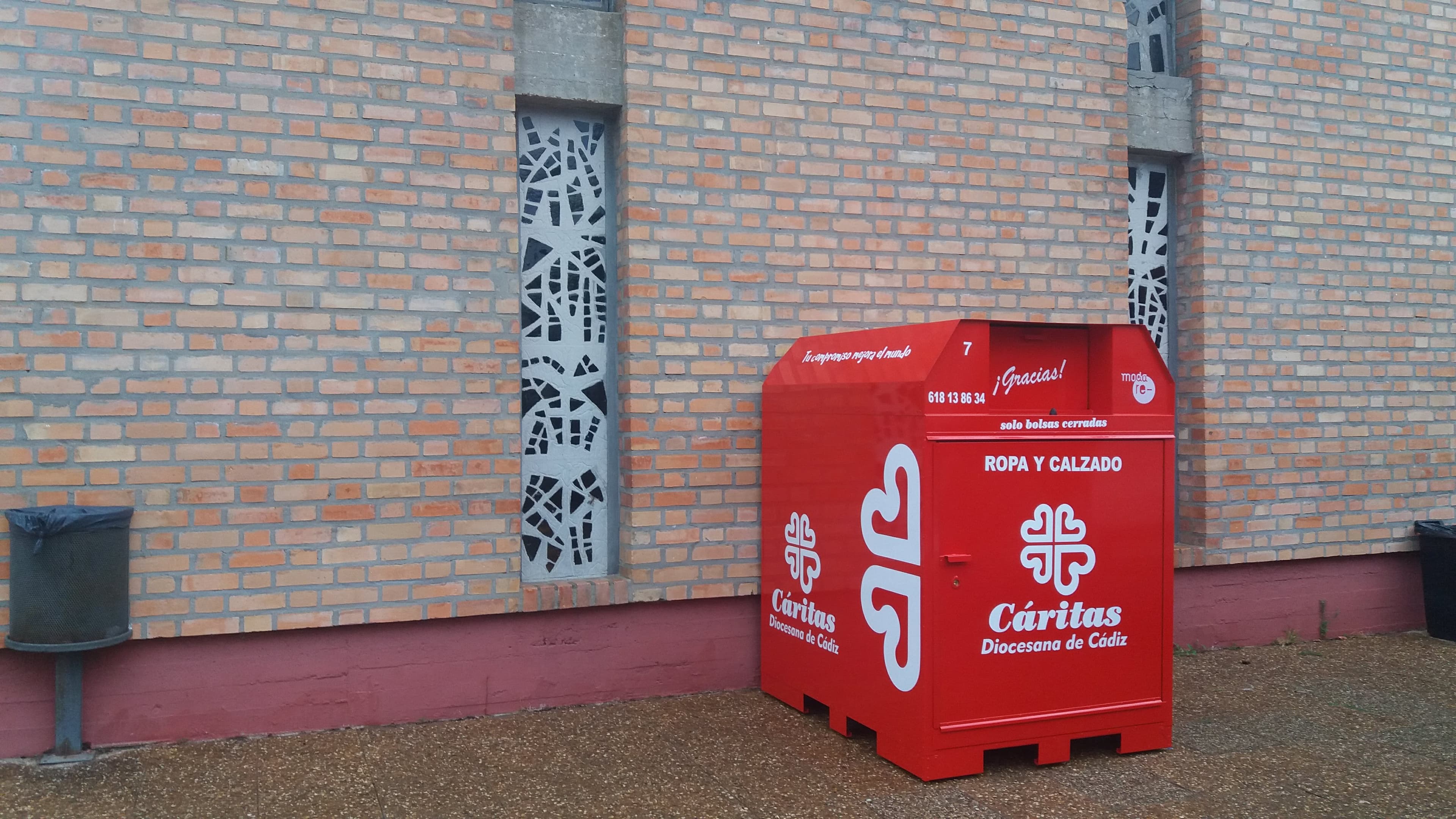 Contenedor de recogida de ropa y calzado de Cáritas Diocesana de Cádiz / Moda re-