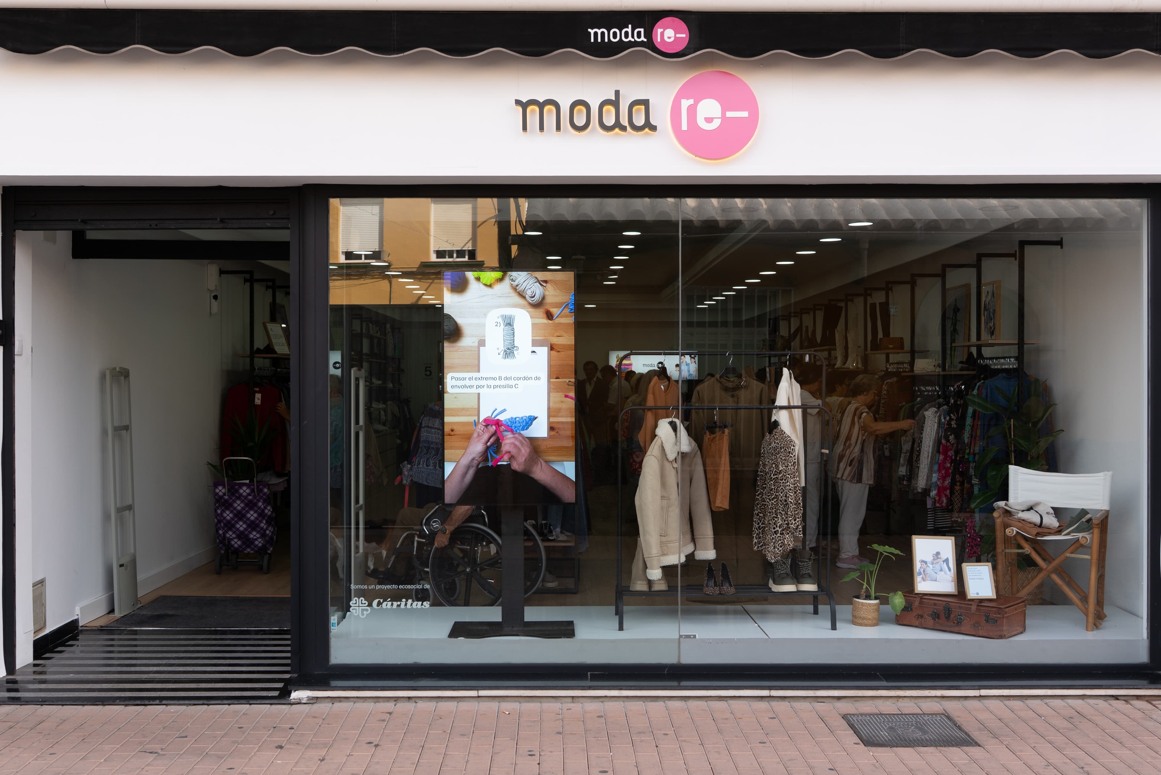 Fachada de la nueva tienda Moda re- en La Línea de la Concepción.