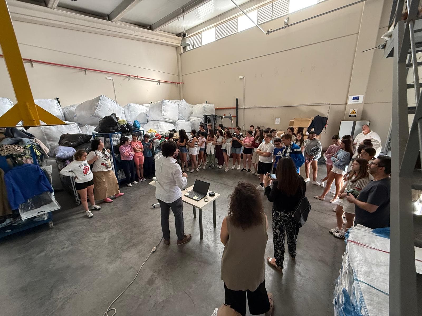 Explicación del proyecto de Inserta Cádiz a un grupo escolar en el almacén